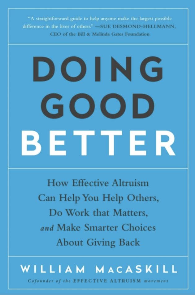 Es ist das hellblaue Cover von dem Buch Doing Good Better von William MacAskill zu sehen. 